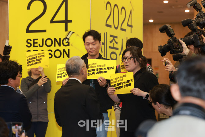 안명희 출판노동조합협의회 의장과 이야기 나누는 유인촌 문체부 장관                                                                                                                                 