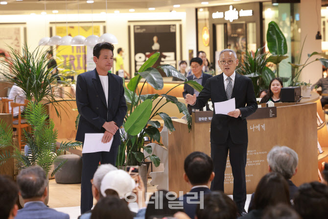 셰익스피어의 작품 '맥베스' 낭독하는 유인촌 문화체육관광부 장관-배우 황정민                                                                                                              