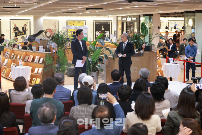 셰익스피어의 작품 '맥베스' 낭독하는 유인촌 문체부 장관-배우 황정민                                                                                                                      