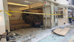 “급발진” 카페로 돌진한 승용차…40대 은행원 결국 ‘사망'