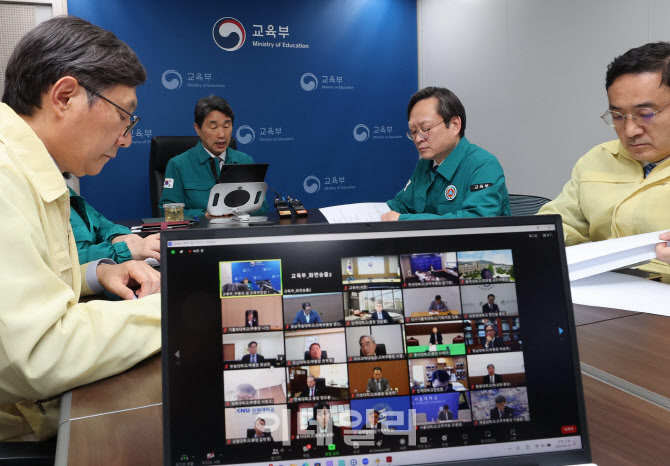 이주호 “의대 입시안 제출” 당부…선발인원 윤곽은 ‘5월 중하순’                                                                                                                                  