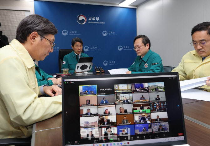 이주호 부총리, “의대 입시안 제출” 당부…선발인원 윤곽은 ‘5월 중하순’                                                                                                                          