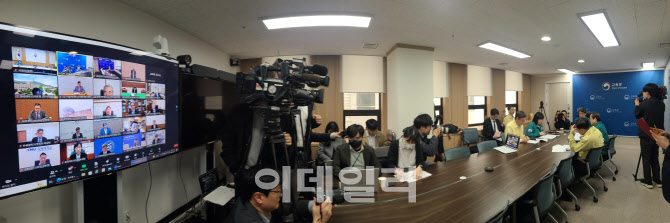 이주호, 의대 운영 총장들에 "난관 극복 위해 총력 다해달라"                                                                                                                               