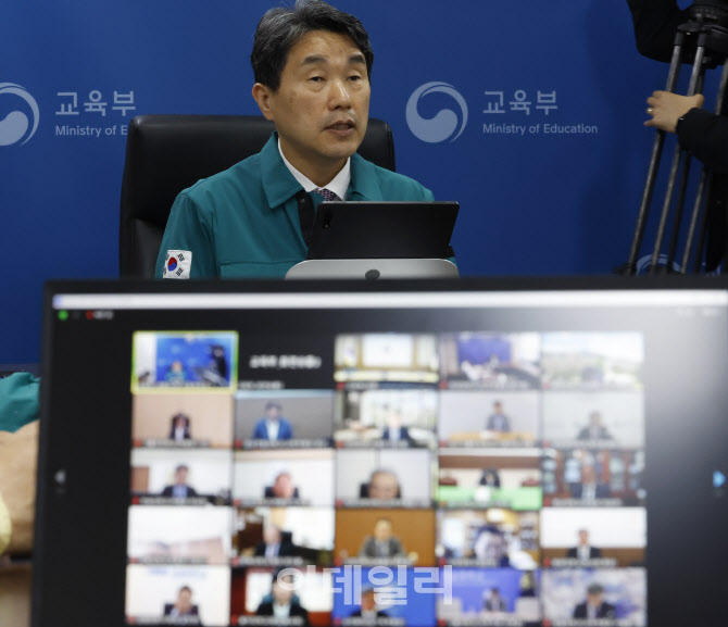40개 의대 총장과 간담회 갖은 이주호 "학생·교수 복귀에 총력을"                                                                                                                          