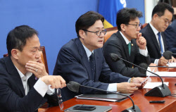 [포토]정책조정회의, '모두발언하는 홍익표'                                                                                                                                                     