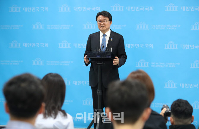 '취재진 질문에 답하는 황운하'                                                                                                                                                           