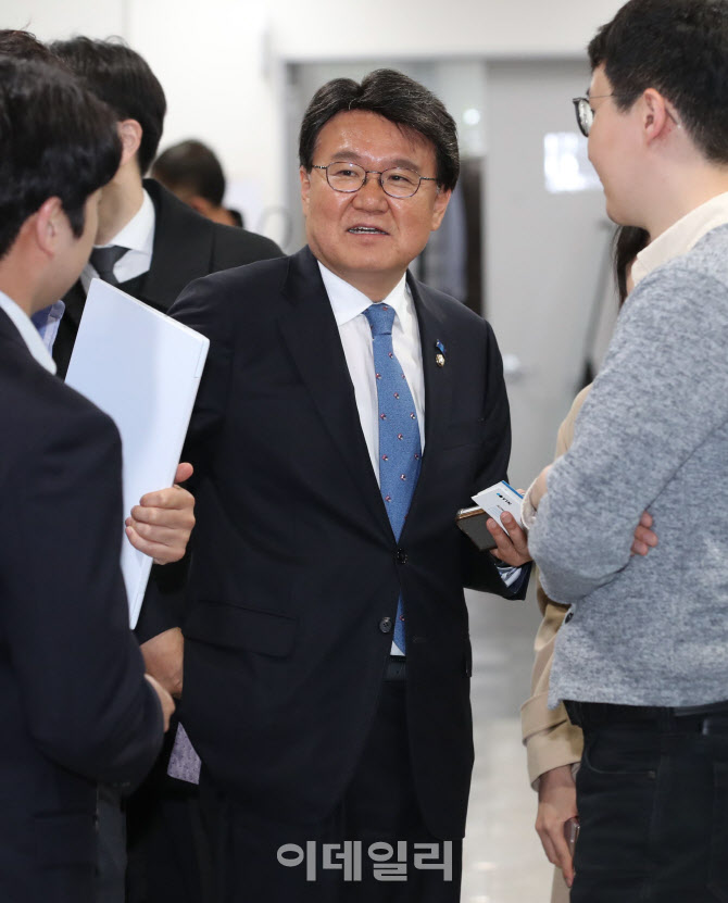 '취재진 만난 황운하'                                                                                                                                                                    