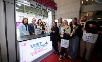 한국방문의해 환영주간 개막행사, 관광객들에게 웰컴키트 전달