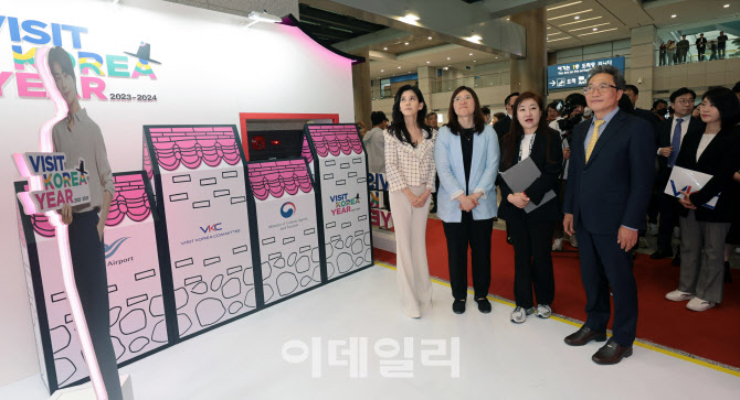 홍보부스 관람하는 내빈들                                                                                                                                                                          