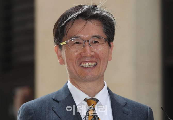 '미소 보이는 오동운 공수처장 후보자'                                                                                                                                                    
