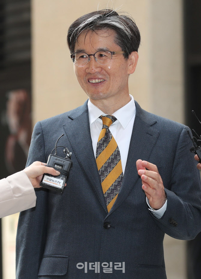 '질문에 답하는 오동운 공수처장 후보자'                                                                                                                                                  