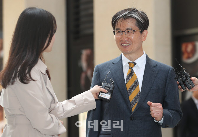'취재진 질문에 답하는 오동운 공수처장 후보자'                                                                                                                                           