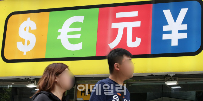'달러당 158엔' 역대급 엔저에 여행객 웃고 기업은 울상                                                                                                                                    