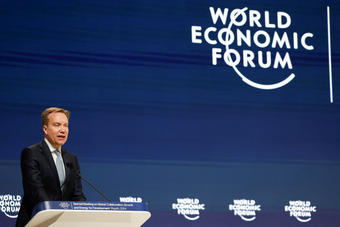 부채 우려한 WEF 총재 "세계 경제 10년간 저성장" 경고