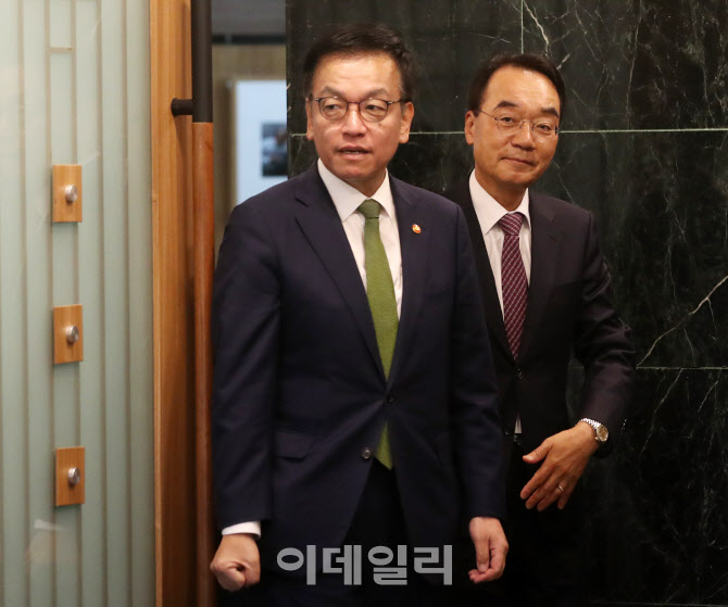  '미래전략포럼' 참석하는 최상목 부총리와 박재완 위원장                                                                                                                                  