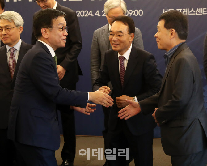  '미래전략포럼' 참석자들과 인사하는 경제부총리                                                                                                                                          