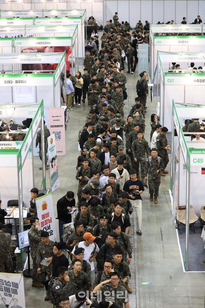 취업을 향한 국군장병들의 긴 줄                                                                                                                                                                    