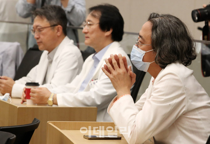 긴급심포지움 참석한 병원 교수들                                                                                                                                                                   