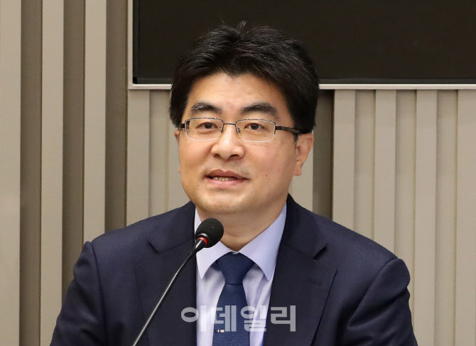 긴급심포지엄에서 인사말하는 방재승 서울대 의과대학 교수협의회 비대위원장                                                                                                                          