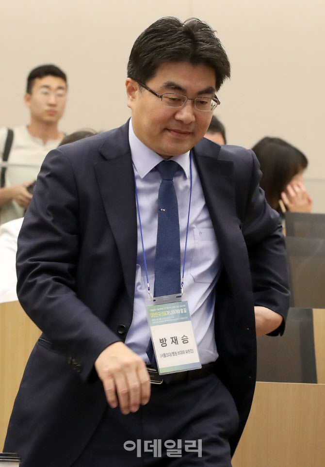 긴급심포지엄 입장하는 방재승 서울대 의과대학 교수협의회 비대위원장                                                                                                                                