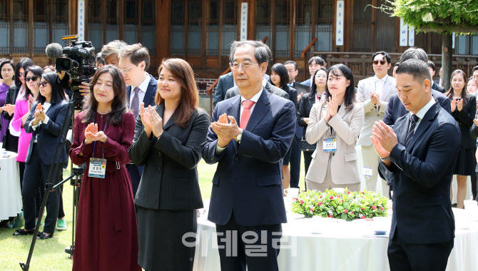박수치는 한덕수 총리와 해외동포들                                                                                                                                                                 
