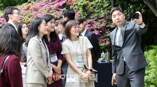 총리에서 기념촬영하며 즐거운 시간 갖는 해외동포들                                                                                                                                                 