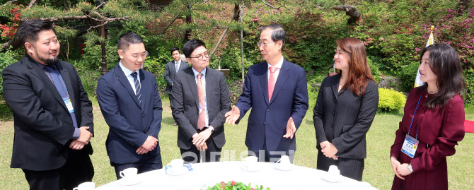 해외동포들과 티타임 갖는 한덕수 총리                                                                                                                                                              