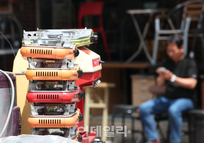 '불황에 중고용품 쌓여가는 주방거리'                                                                                                                                                     