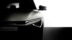 ‘출시 3년’ 기아 EV6, 상품성 개선 모델로 돌아온다…티저 살펴보니