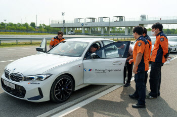 BMW코리아, 인천지역 구급대원 대상 주행 교육 진행