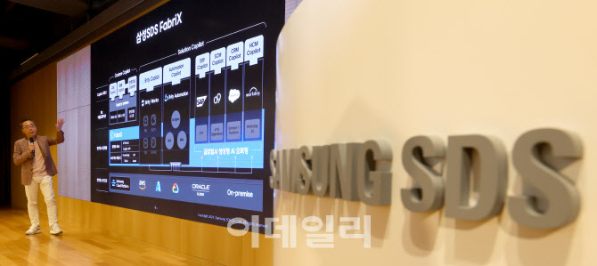 생성형 AI 'FabriX· Brity Copilot' 설명하는 황성우 삼성SDS 대표                                                                                                                         