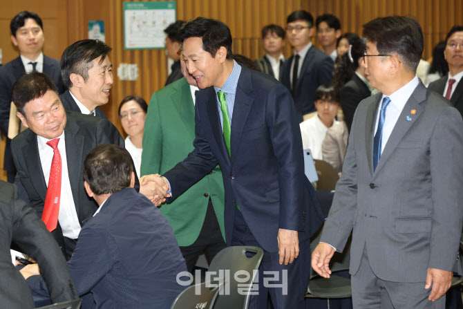 구청장들과 인사 나누는 오세훈 서울시장                                                                                                                                                            