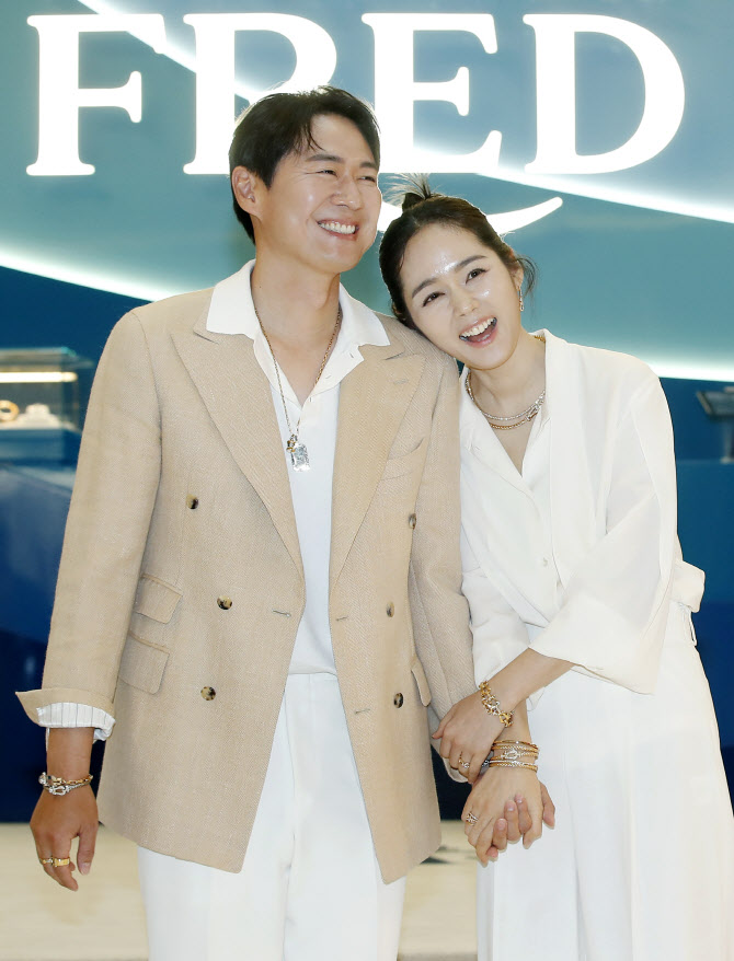 연정훈♡한가인, 결혼 후 첫 동반 공식 론칭 행사 참석                                                                                                                                                     