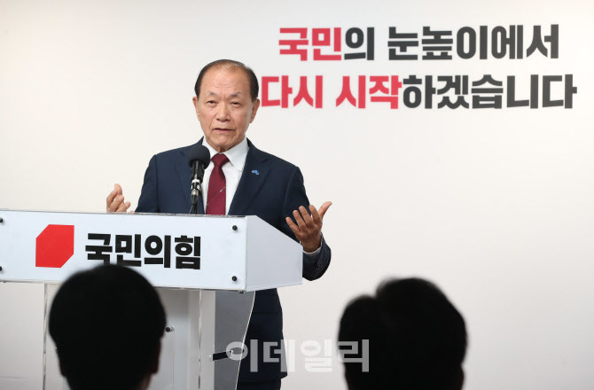 취임 소감 밝히는 황우여 신임 비대위원장                                                                                                                                                           