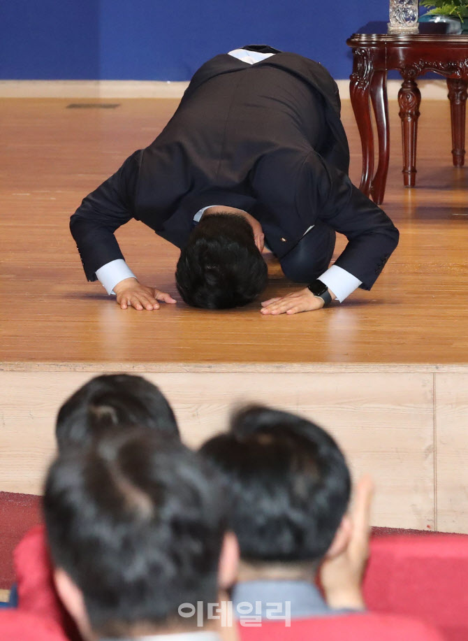 '큰절하는 박찬대 신임 원내대표'                                                                                                                                                         