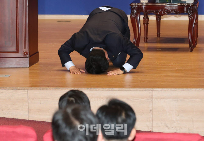 박찬대 신임 원내대표, '큰절'                                                                                                                                                            