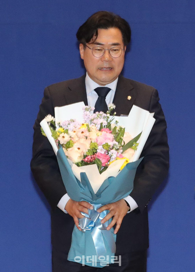 '꽃다발 든 박찬대 신임 원내대표'                                                                                                                                                        
