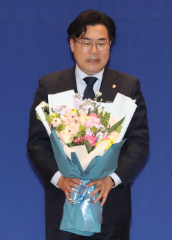 [포토]'꽃다발 든 박찬대 신임 원내대표'                                                                                                                                                        