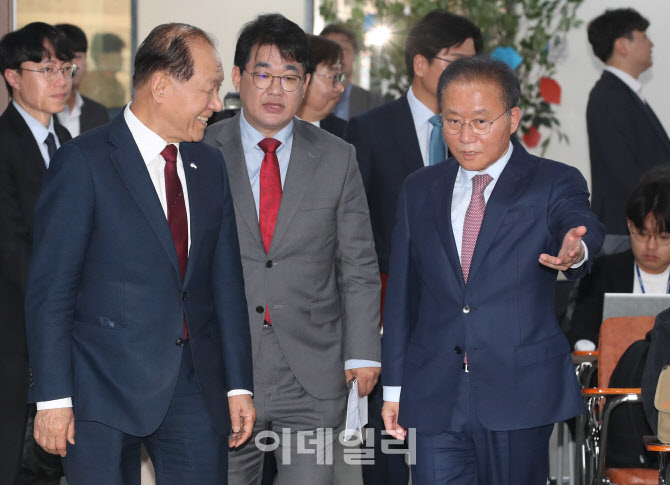 '함께 입장하는 황우여-윤재옥'                                                                                                                                                           