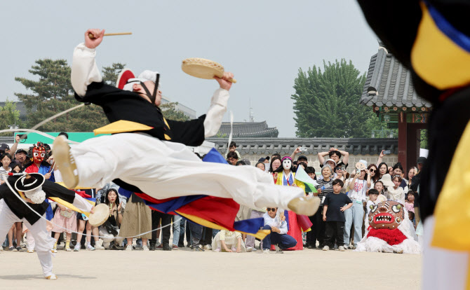  경복궁에서 즐기는 길놀이 공연                                                                                                                                                                    