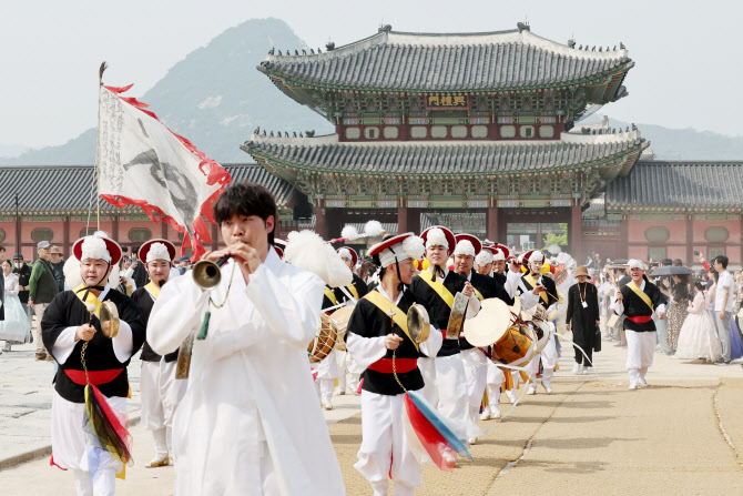 경복궁에서 즐기는 길놀이 공연                                                                                                                                                                    