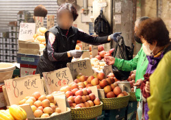 [포토]4월 소비자물가 상승률 2.9%...과일, 채소값은 고공행진                                                                                                                                              