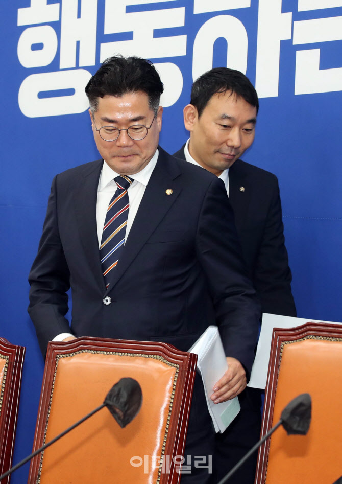 '원내대책회의 참석하는 박찬대-김용민'                                                                                                                                                   