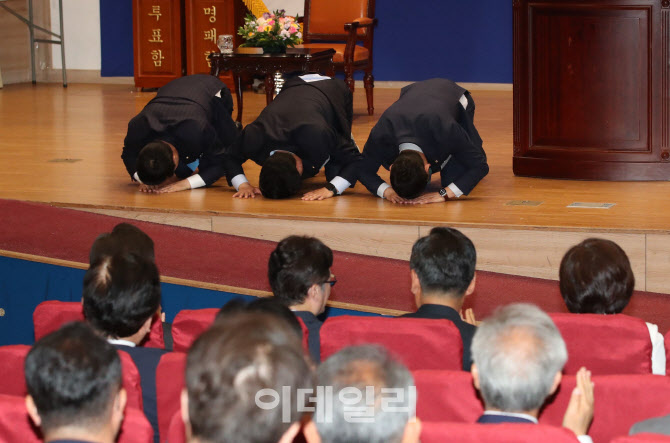 큰절하는 박찬대-박성준-김용민                                                                                                                                                                     
