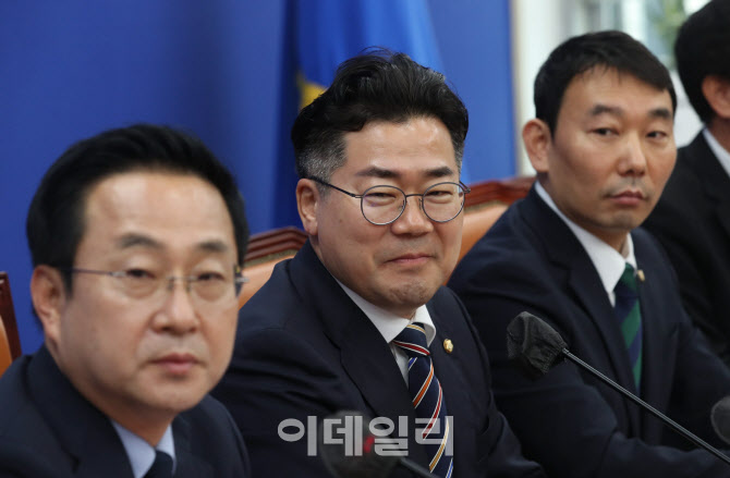 원내대책회의, '발언듣는 박찬대-박성준-김용민' 