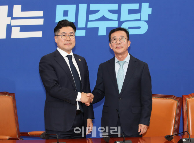 '악수하는 박찬대-홍철호'                                                                                                                                                                