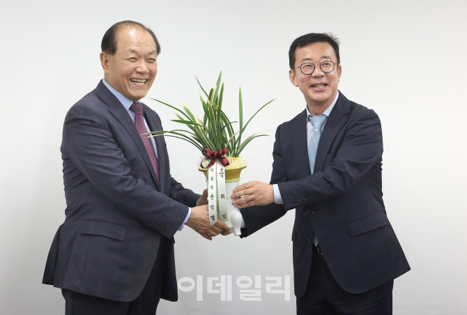 윤석열 대통령 축하 난 받는 황우여 비대위원장                                                                                                                                                      