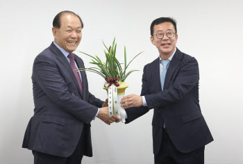 윤석열 대통령 축하 난 받는 황우여 비대위원장