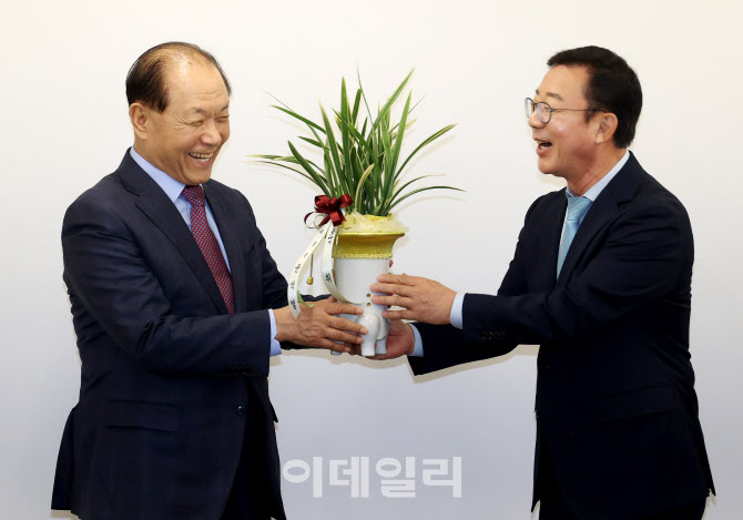 축하 난 받는 황우여 비대위원장                                                                                                                                                                    