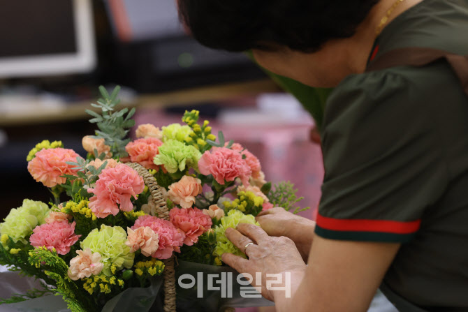 어버이날을 위해 섬세한 손길                                                                                                                                                                       